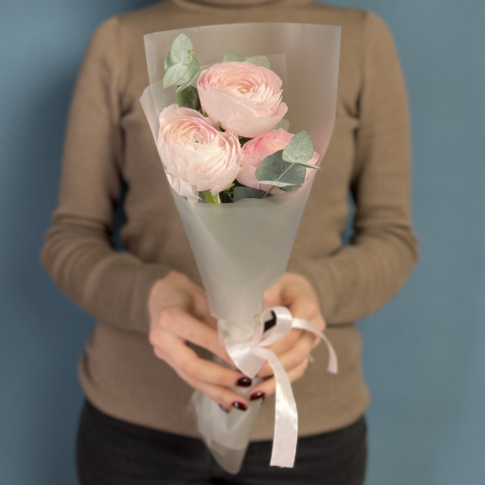 3 розовых ранункулюса с эвкалиптом