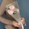 3 розовых ранункулюса с эвкалиптом