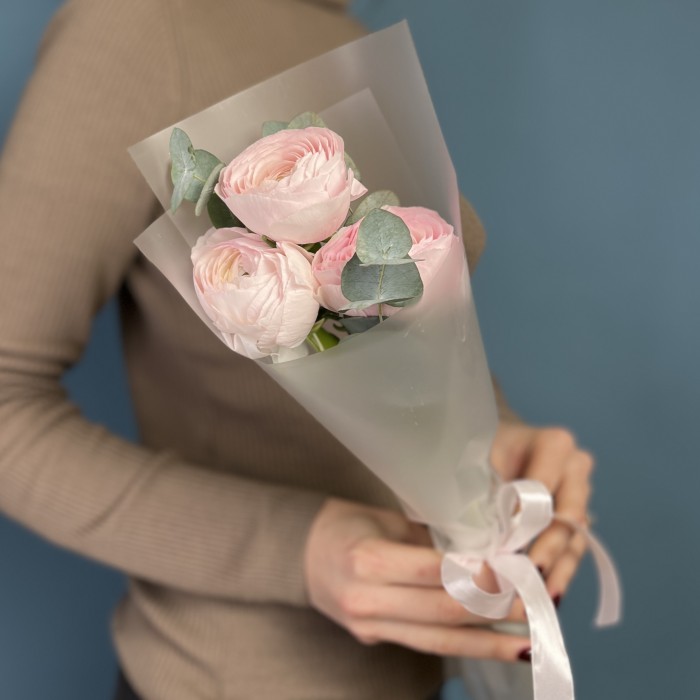 3 розовых ранункулюса с эвкалиптом