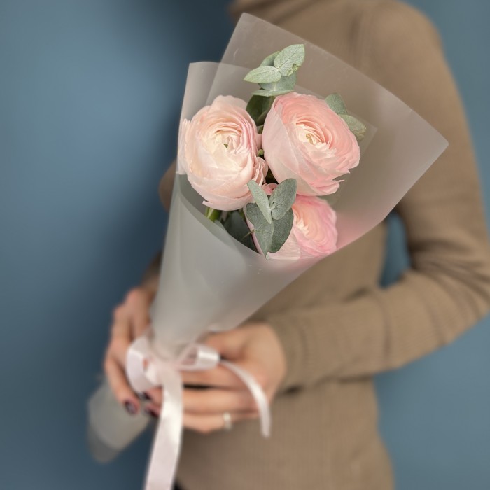 3 розовых ранункулюса с эвкалиптом