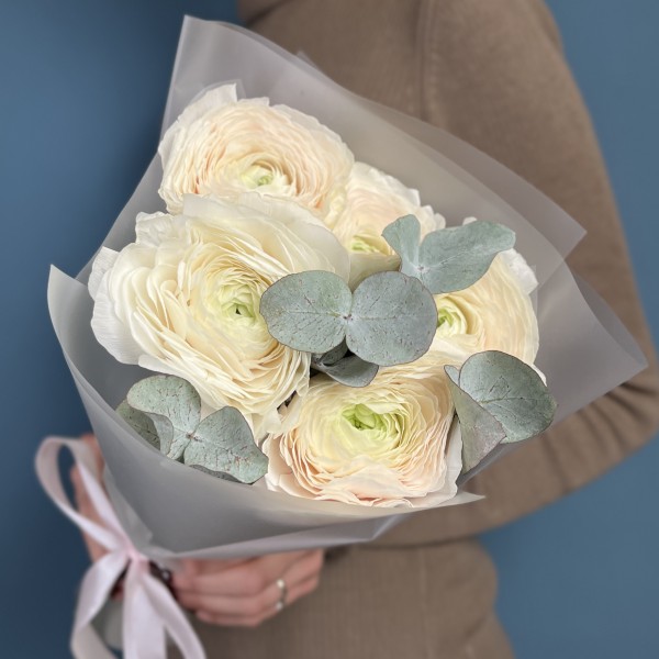 5 ранункулюсов Ханой с эвкалиптом