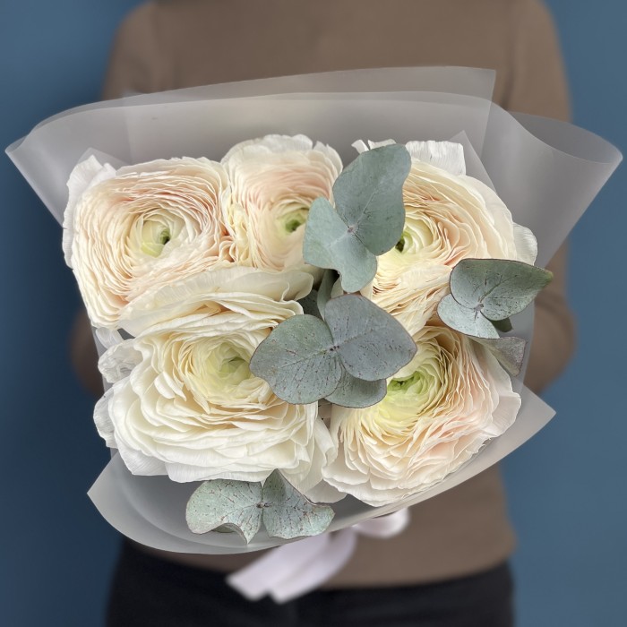 5 ранункулюсов Ханой с эвкалиптом