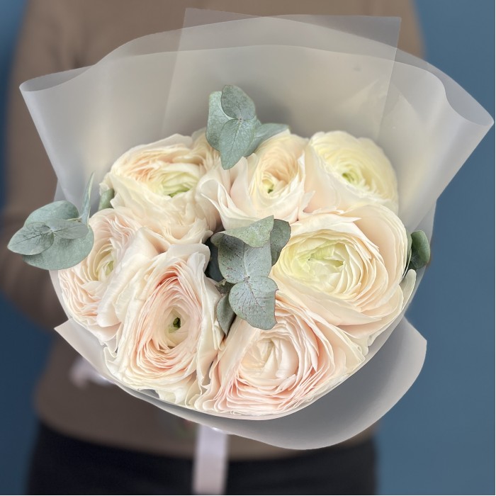 7 ранункулюсов Ханой с эвкалиптом