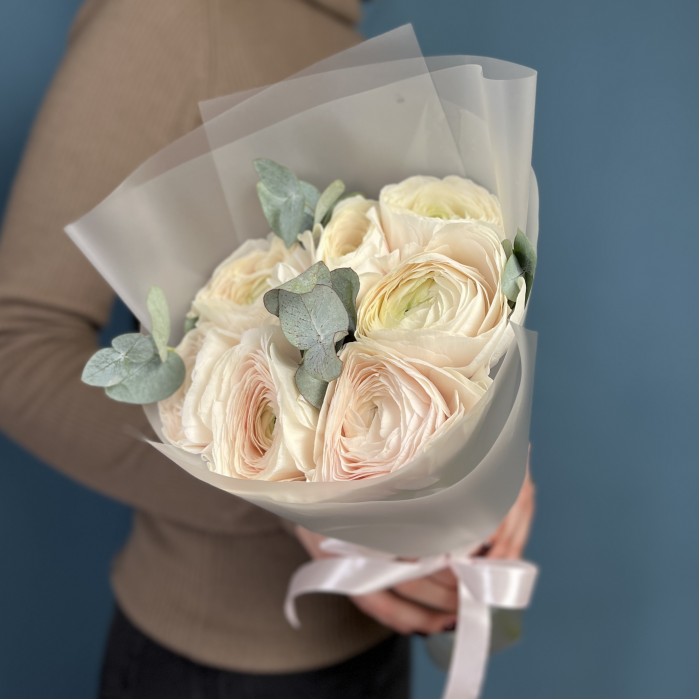 7 ранункулюсов Ханой с эвкалиптом