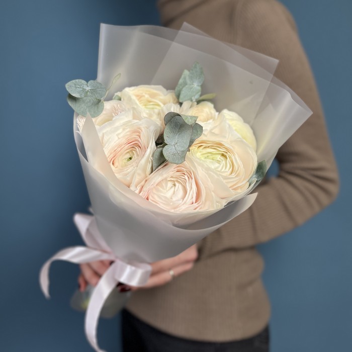 7 ранункулюсов Ханой с эвкалиптом