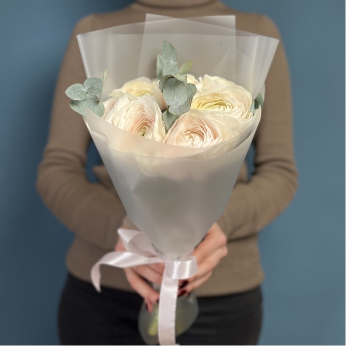 7 ранункулюсов Ханой с эвкалиптом