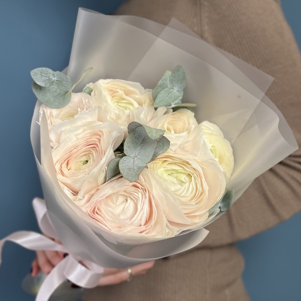 7 ранункулюсов Ханой с эвкалиптом