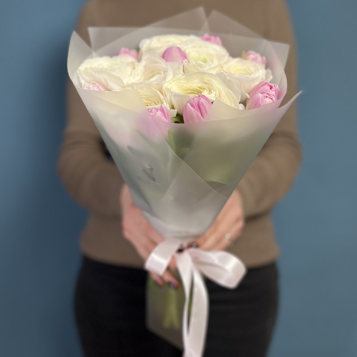 Букет ранункулюсов и пионовидных тюльпанов