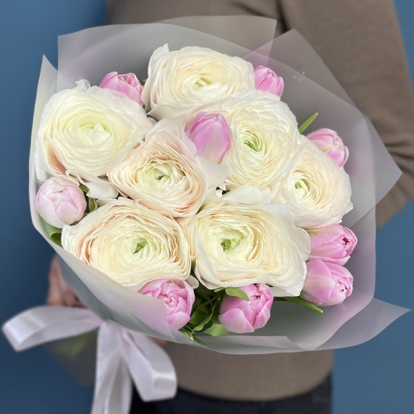Букет ранункулюсов и пионовидных тюльпанов
