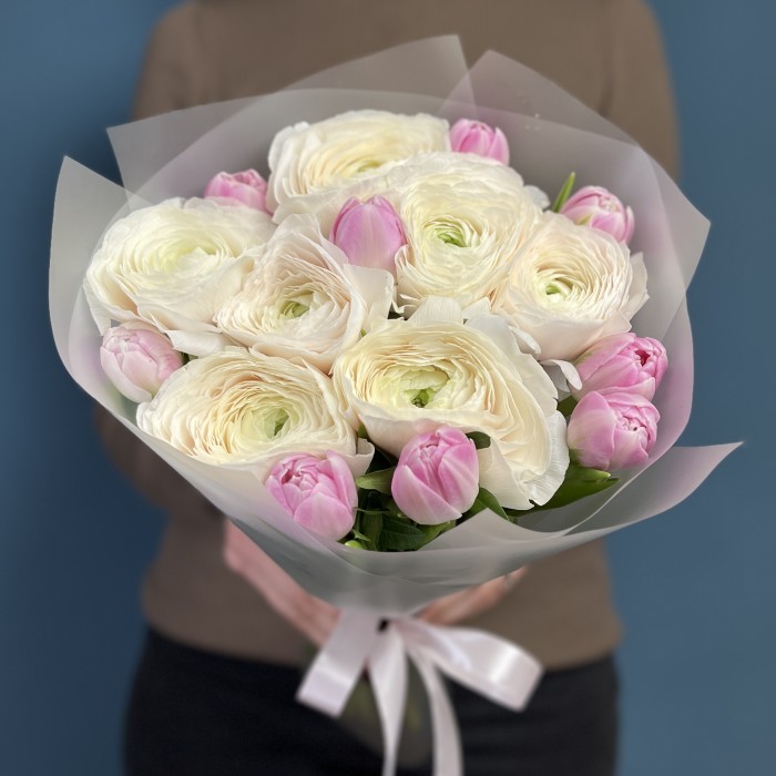 Букет ранункулюсов и пионовидных тюльпанов