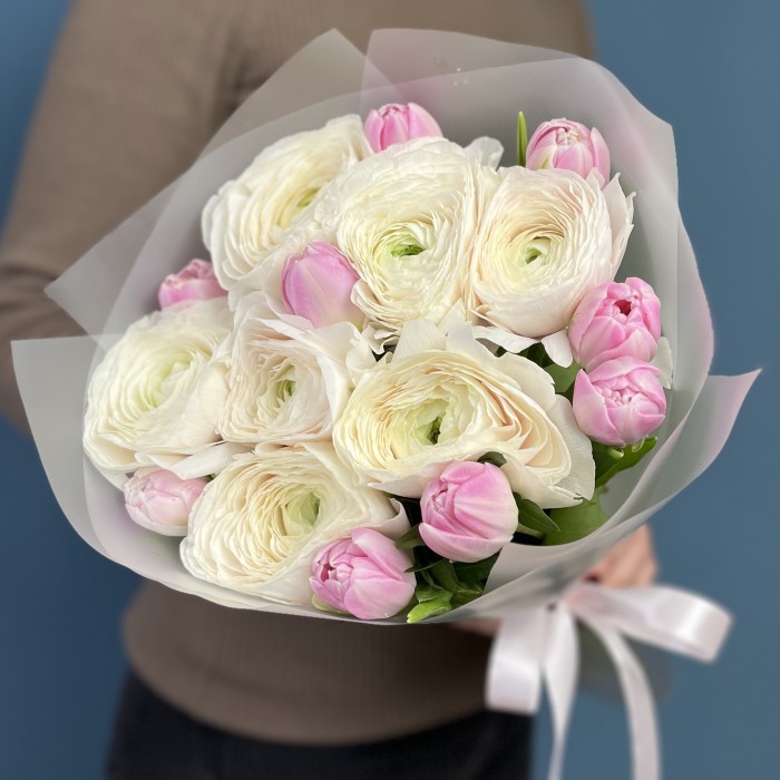 Букет ранункулюсов и пионовидных тюльпанов