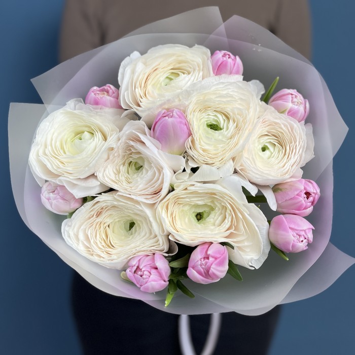 Букет ранункулюсов и пионовидных тюльпанов