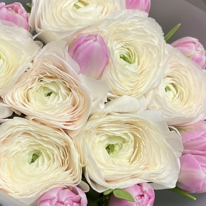 Букет ранункулюсов и пионовидных тюльпанов