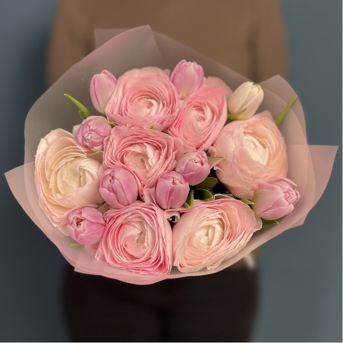 Букет розовых ранункулюсов и пионовидных тюльпанов