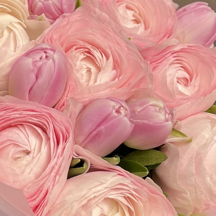 Букет розовых ранункулюсов и пионовидных тюльпанов