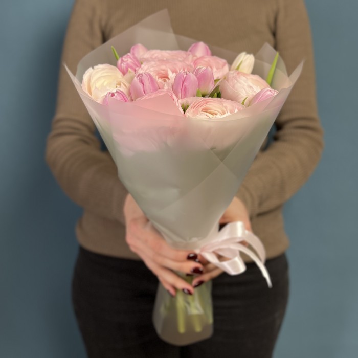 Букет розовых ранункулюсов и пионовидных тюльпанов