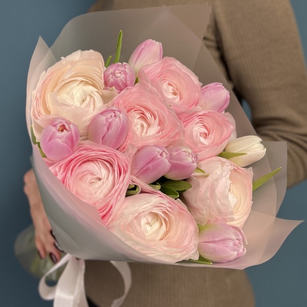 Букет розовых ранункулюсов и пионовидных тюльпанов