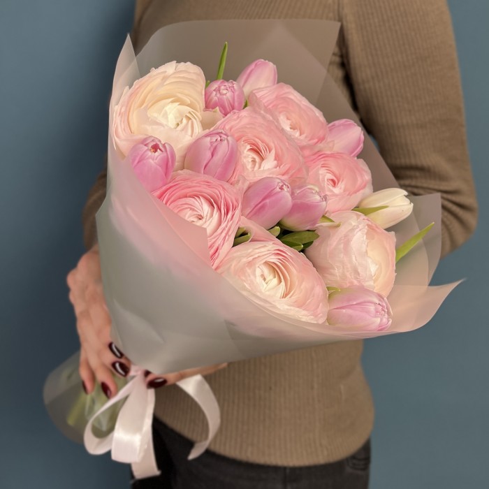Букет розовых ранункулюсов и пионовидных тюльпанов