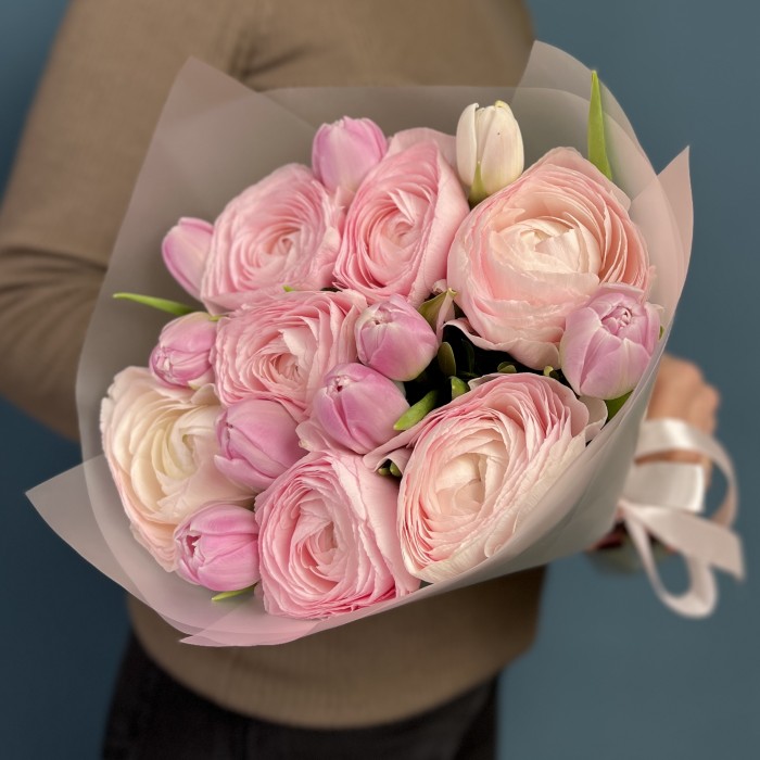 Букет розовых ранункулюсов и пионовидных тюльпанов