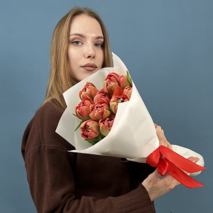 11 красно-зеленых пионовидных тюльпанов