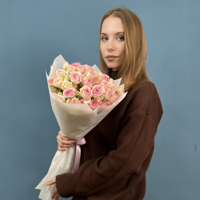 11 розовых кустовых роз Динара 60 см