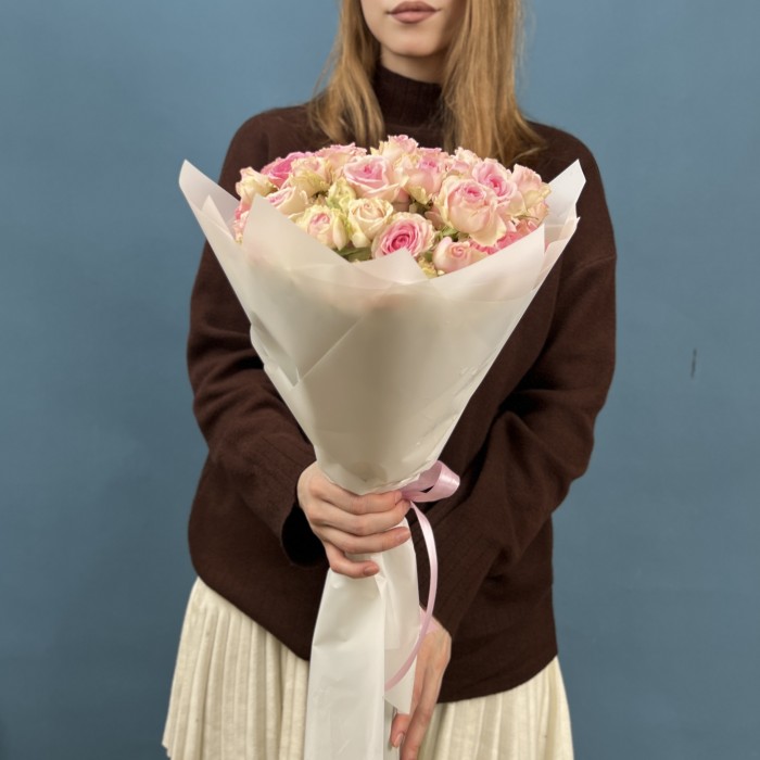 11 розовых кустовых роз Динара 60 см