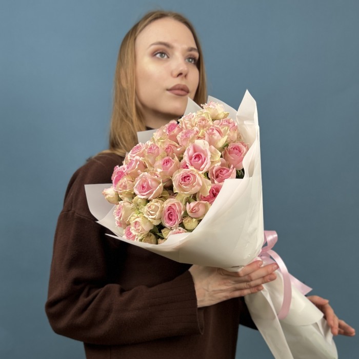 11 розовых кустовых роз Динара 60 см