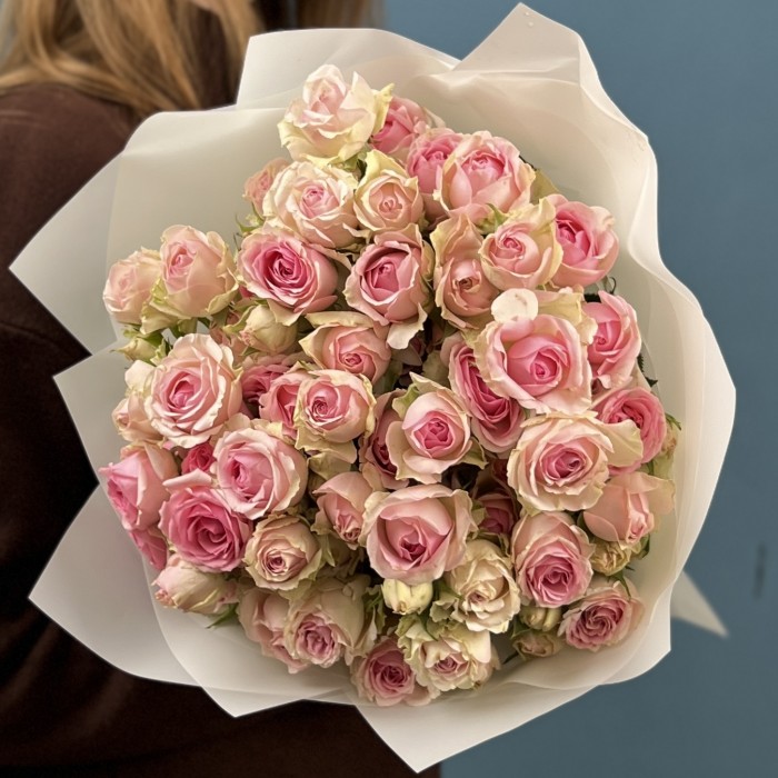 11 розовых кустовых роз Динара 60 см