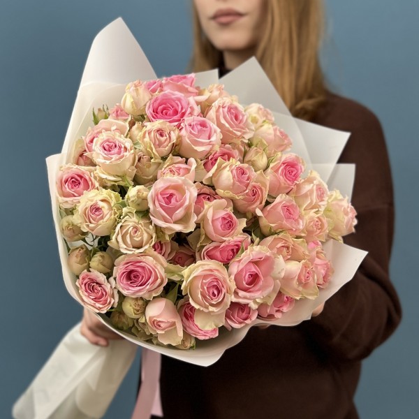 11 розовых кустовых роз Динара 60 см