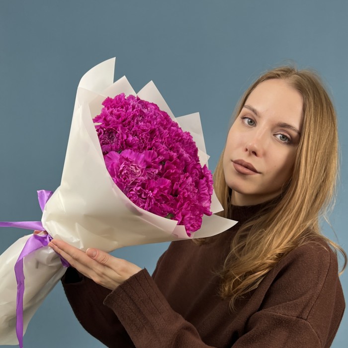 15 фиолетовых гвоздик