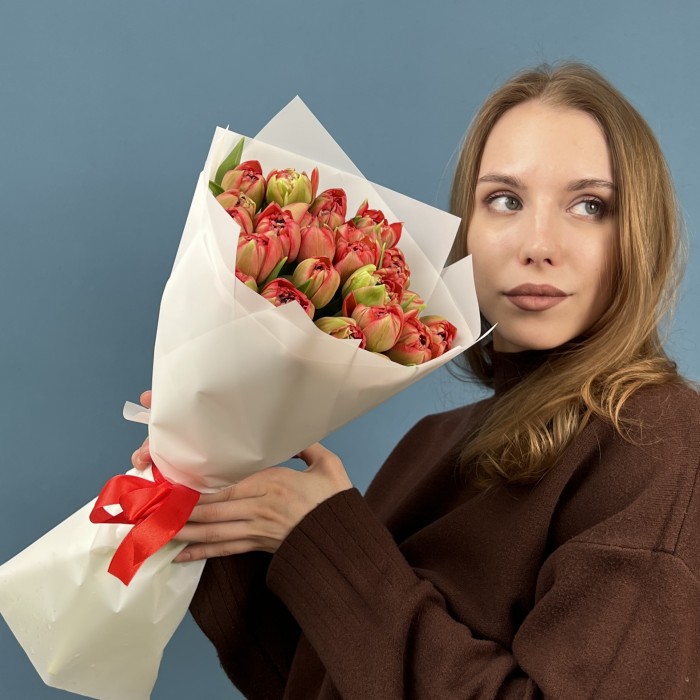 15 красно-зеленых пионовидных тюльпанов