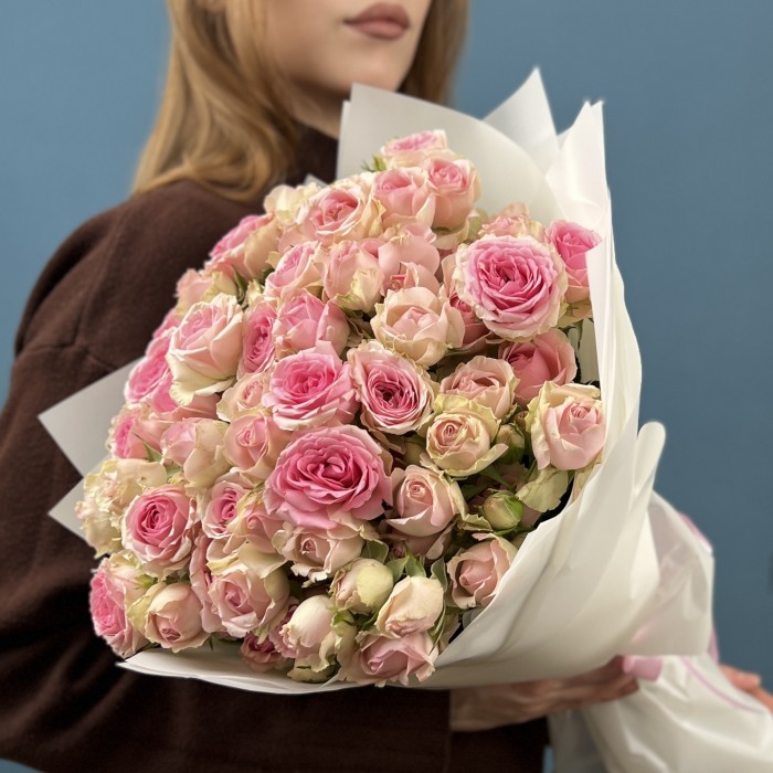 15 розовых кустовых роз Динара 60 см