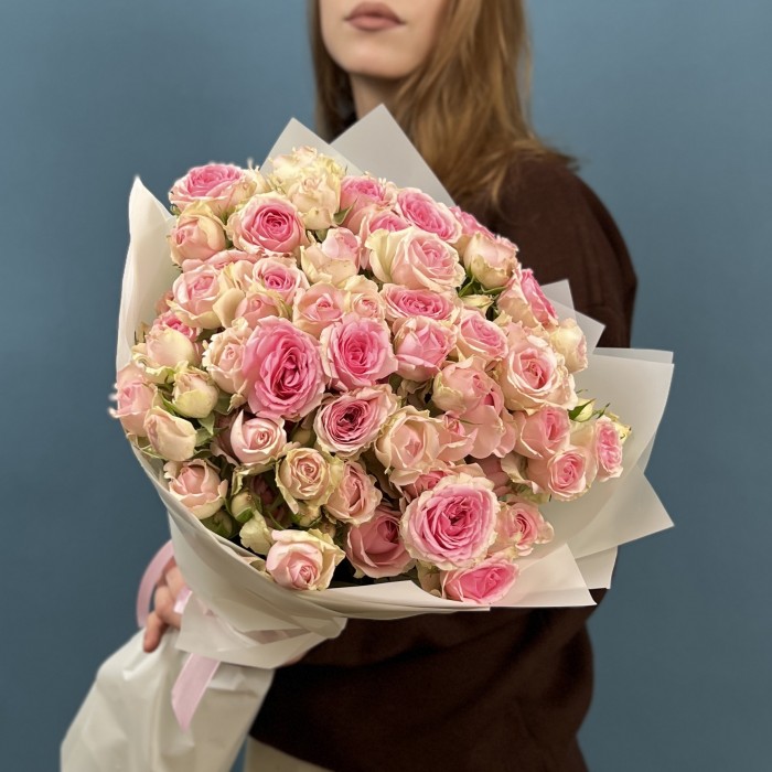 15 розовых кустовых роз Динара 60 см