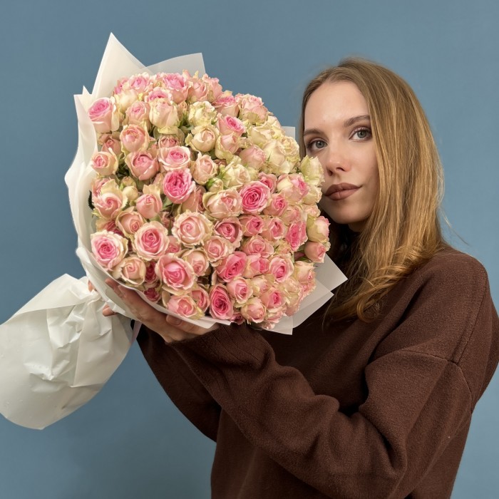 25 розовых кустовых роз Динара 60 см