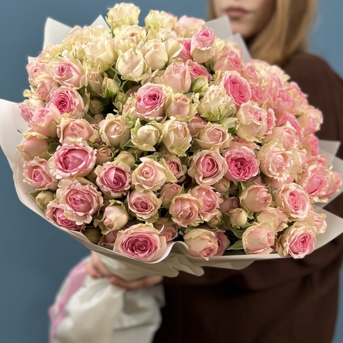 25 розовых кустовых роз Динара 60 см