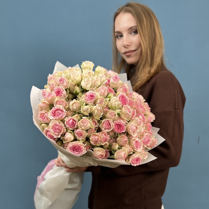 25 розовых кустовых роз Динара 60 см