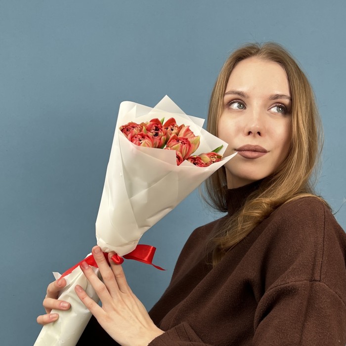 9 красно-зеленых пионовидных тюльпанов