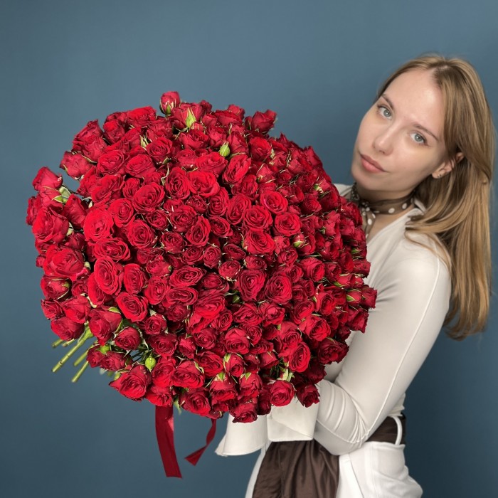101 кустовая красная роза Велвет Блоссом 40 см
