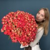 101 яркая кустовая роза Саммер Дэнс 50 см