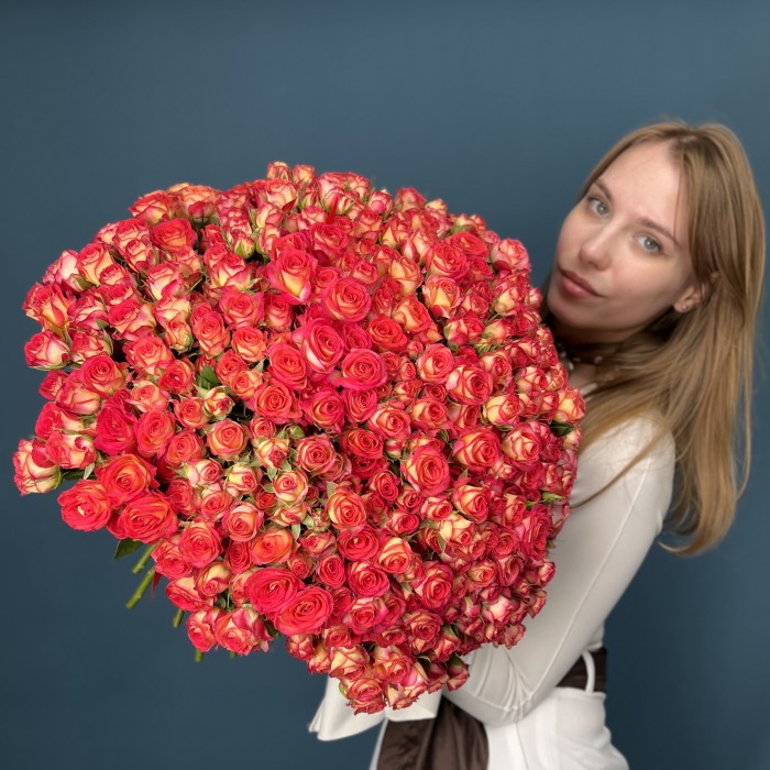 101 яркая кустовая роза Саммер Дэнс 50 см