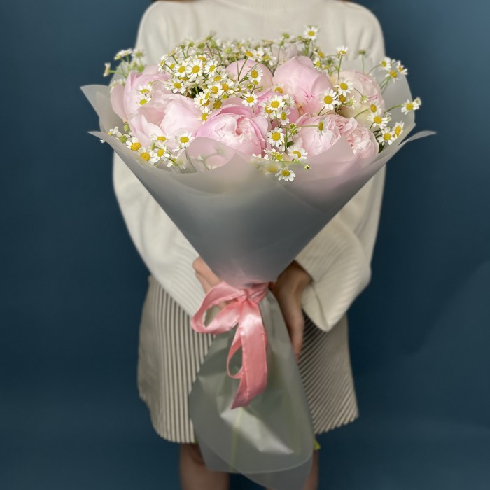 11 пионов Ангел чикс с ромашками