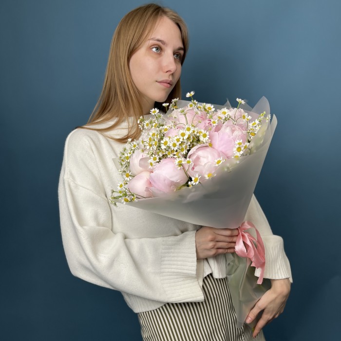 11 пионов Ангел чикс с ромашками