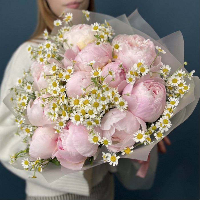 11 пионов Ангел чикс с ромашками