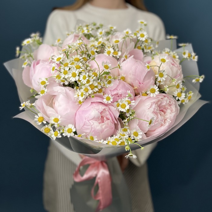 11 пионов Ангел чикс с ромашками