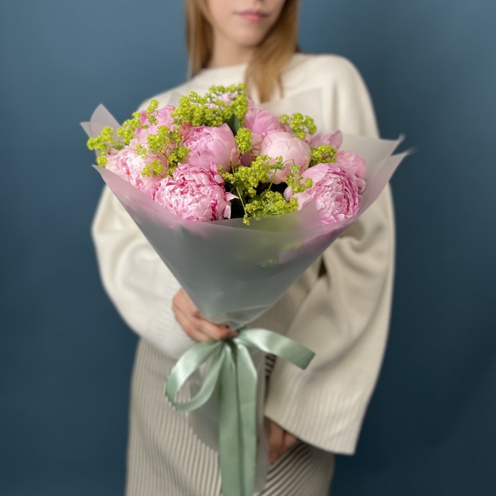 11 пионов Сара Бернар с Алхемиллой