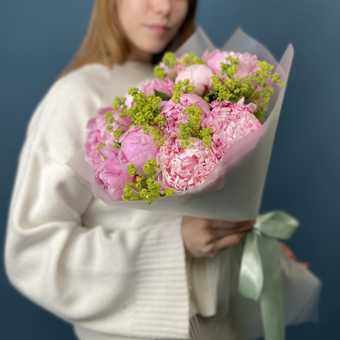 11 пионов Сара Бернар с Алхемиллой