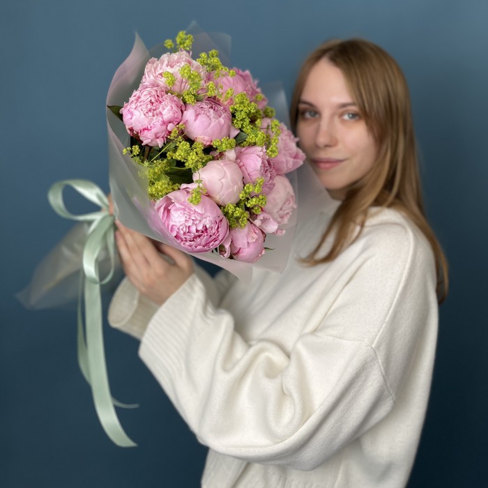 11 пионов Сара Бернар с Алхемиллой