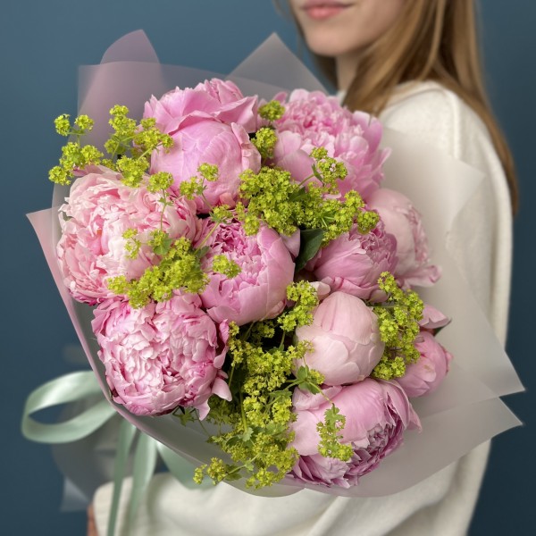 11 пионов Сара Бернар с Алхемиллой