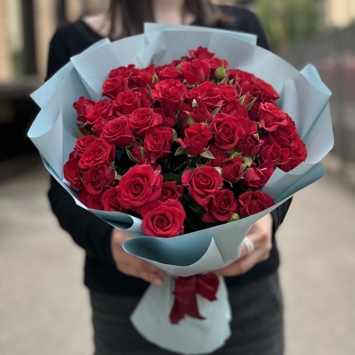 19 кустовых роз Велвет Блоссом 40 см