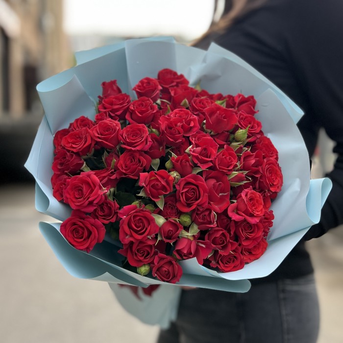 19 кустовых роз Велвет Блоссом 40 см